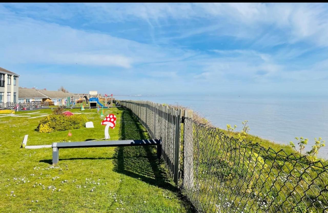 Villa Sea View 3-Bed Heated Pool Eat Bar Kids Park Lowestoft Exterior photo
