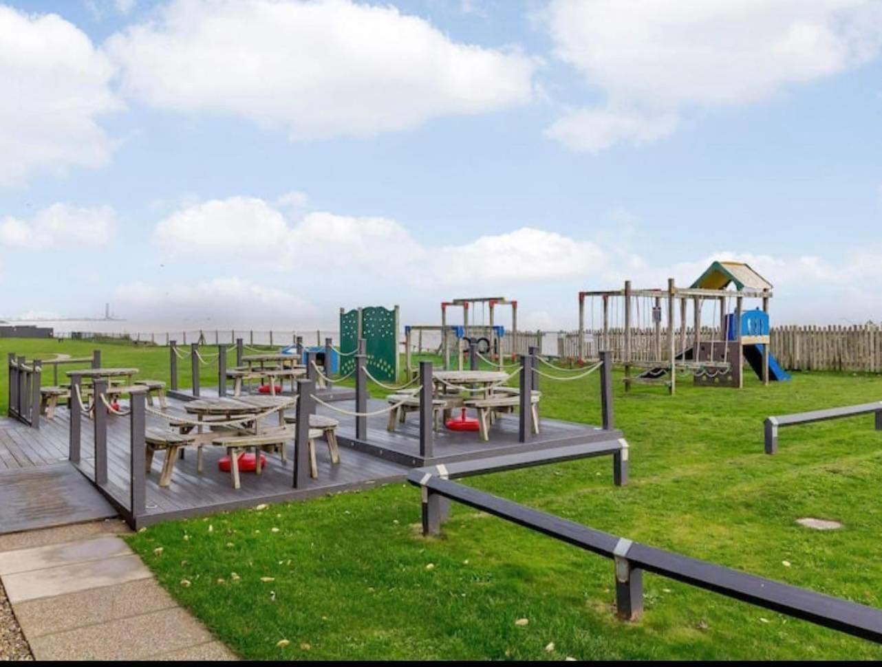 Villa Sea View 3-Bed Heated Pool Eat Bar Kids Park Lowestoft Exterior photo