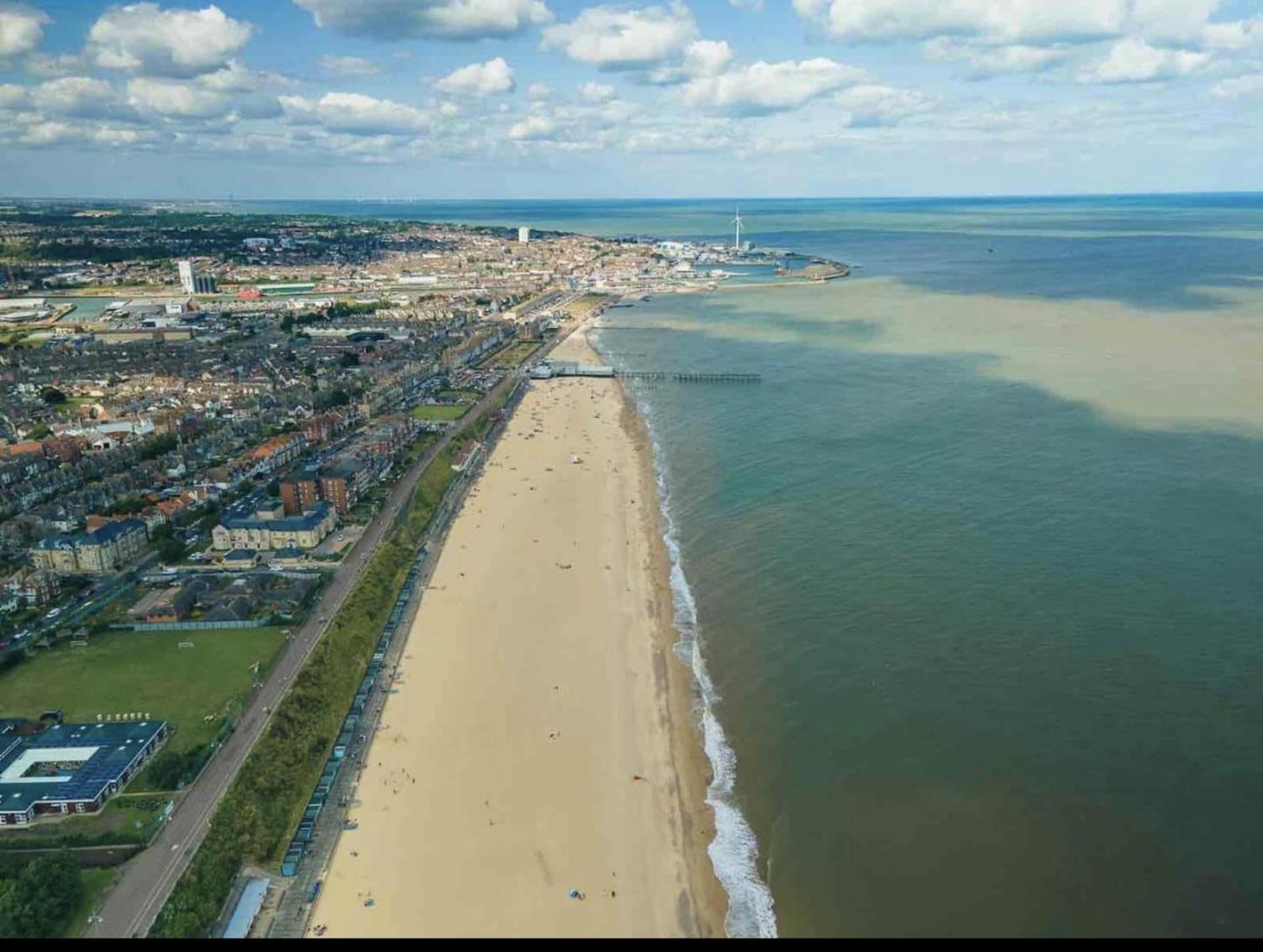 Villa Sea View 3-Bed Heated Pool Eat Bar Kids Park Lowestoft Exterior photo