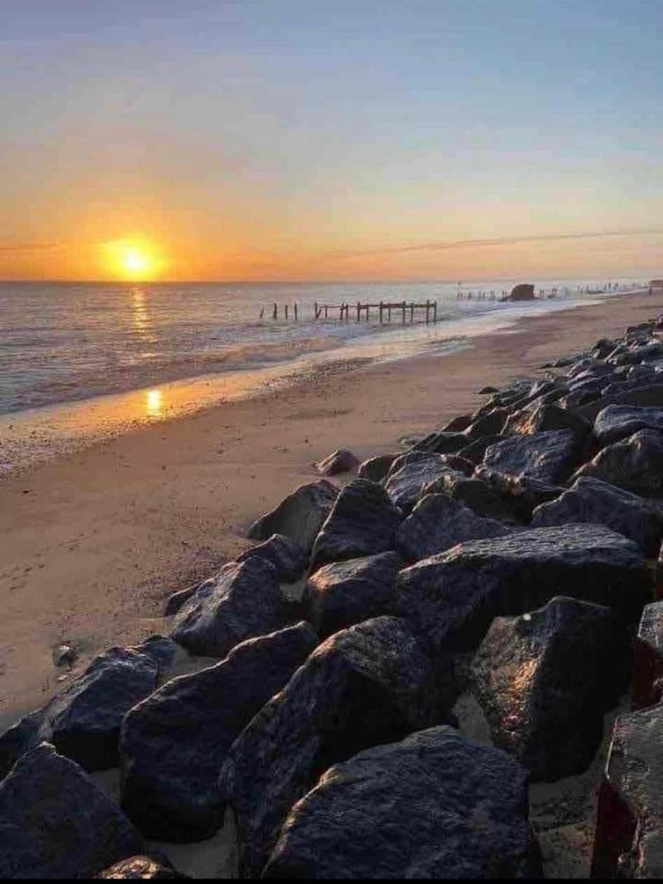 Villa Sea View 3-Bed Heated Pool Eat Bar Kids Park Lowestoft Exterior photo