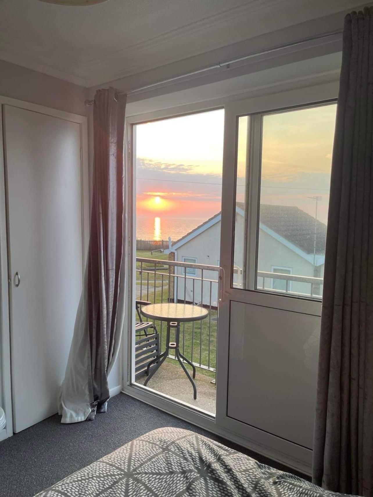 Villa Sea View 3-Bed Heated Pool Eat Bar Kids Park Lowestoft Exterior photo